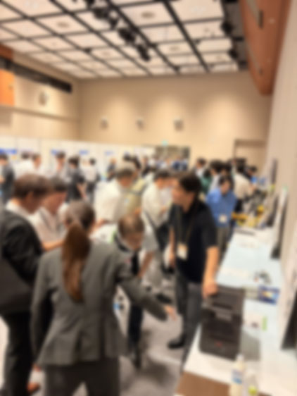 日本ガス協会 技術普及セミナーの会場で、多くの来場者で賑わう展示ブースの様子